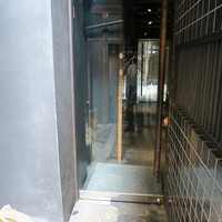 松阪牛WHAT'S 京都室町店 - このような通路をすすみます。