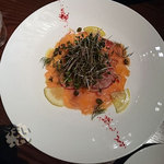 ビルボードライブ東京 - 「スモークサーモン　　スプラウトと赤玉葱の小さなサラダを添えて」　１，７８０円