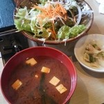 野菜サラダと赤だし