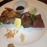 欧風酒場Diningえん - お肉(^-^)
ステーキと牛タン。
甘辛いタレ、岩塩やレモンバター？ニンニクチップやマスタードが添えられていて、色々楽しめる。
ステーキも柔らかくてジューシーで凄く美味しいし、タンも美味しかった。
