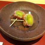 Hanashima - ポロ葱にベーコンを巻き、餡をかけています
