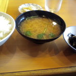 小池寿司食堂 - ご飯にお味噌汁と小鉢のひじきの煮物です