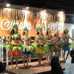 池袋パルコ コリアンBBQビアガーデン - メインステージでは”ハワイアン フラダンス ショー”が繰り広げられています