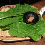 クロスケ - 豚カルビはこのにんにくが効いた
      特製味噌にチシャバを包んで頂きます