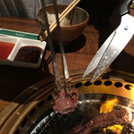 クロスケ - ハラミステーキはハサミでカットして
      頂きます。