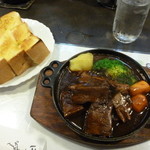 タンシチュー、厚切りトースト