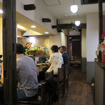 金武 - 店内にはカウンター席と小上がりがあります