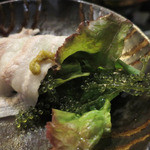 金武 - 海ぶどうやサラダを巻いていただくのも美味しい。