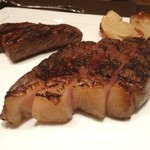 熟成神戸牛プレミアム 听 神谷町店 - 手前がサーロインで、奥がブリスケです。すべてドライエイジングビーフ、神戸牛❤︎口の中でとろけます。至福の時。