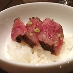 熟成神戸牛プレミアム 听 神谷町店 - 神戸牛のサーロインを、釜で炊いた美味しい《あきたこまち》お米の上にのせてみました。サーロイン丼！わさびをのせて。