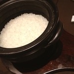 熟成神戸牛プレミアム 听 神谷町店 - 釜でたきあげた《あきたこまち》は、キラキラしていました。炊き上がったお米は、一粒一粒が立っていました(o^^o)非常に美味しいお米でした。