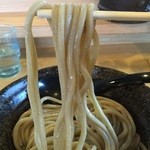 麺屋 たけ井 - 心の味食品製の加水率低めのストレート太麺。ワシワシとした食感。