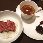 熟成神戸牛プレミアム 听 神谷町店 - 神戸牛のサーロイン丼に、神戸牛のほね、すじそして京都の白味噌と名古屋の八丁味噌の合わせ味噌スープです。贅沢な味噌スープでした。横には神戸牛の佃煮❤︎