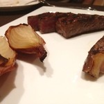 熟成神戸牛プレミアム 听 - 淡路島の甘いオニオングリルに、真ん中のお肉はブリスケ、右にちょこっと写っているのはサーロインです❤︎