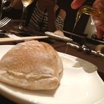 熟成神戸牛プレミアム 听 - 全粒粉パンに、オリーヴです。香りが良くて、ふわふわ生地でできたパンでした。