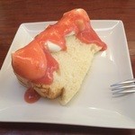 かえる食堂 - プラムソースのシフォンケーキ