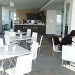 エアーズカフェ - カウンター席、テーブル席と自由です。