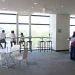 エアーズカフェ - カウンター席は景色を見ながら飲めます。
      高所恐怖症の方はテーブル席へどうぞ。