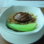 中国料理 「チャイナブルー」 - 煮込み伊府麺　白トリュフオイル香る鮑と共に