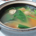 中国料理 「チャイナブルー」 - 鶏肉とレタス、キノコ入り澄ましスープ
