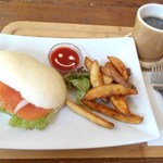 スモークサーモンとクリームチーズの冷製パニーニ　ポテトセット