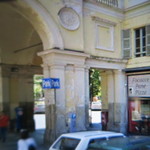 Grom - 店の横の大きな柱廊からPiazza Carlo Felice が見える。