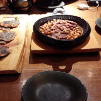 ダイナミックキッチン＆バー 響  新宿サザンタワー店 - いかのジョン、鴨と大豆のメイン料理
