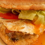 ベーカーバウンス - 2015/8 エッグベーコンバーガー￥１０８０（税別）レッドチェダーチーズトッピング￥１００（税別）