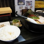 menyajun - 豚骨スープ焼豚醤油ラーメンと、ご飯、小鉢２種のセットです