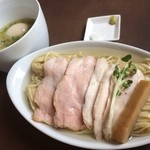 らあめん忘八 - 塩つけそば卵チャーシュー
            とろろ昆布に浸った麺を塩と山葵をつけて食べるとめっちゃ旨し！
            さらにオイリーな塩つけダレで食べても旨し！
            こんなつけ麺は初めて食べました。