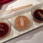 中国料理 陽明殿 - 左から、しょうゆだれ、ごまだれ、しょうゆベースのピリ辛だれ