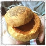 渡邊ベーカリー - 箱根でランチを食べた後だったのに
            あまりの美味しさにペロリと食べてしまった
            温泉シチューパン❗️
            パンはカリカリ、シチューはアツアツ。
            持ち帰り可能だが、早く食べてくださいの一言で
            駐車場の車の中で食べちゃいました。
            
            ちょっと寄りにくいのがなんだけど…
            とにかく美味しかった❗️