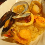 びすとろ UOKIN - 2010/05　シーフードパエリア　〆はこの１品！！ビストロ人気ＮＯ１(Ｍサイズ)(７８０円)・・・の取り分け後。