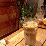 ネイバーフッド アンド コーヒー - 店内は寒くもなく暑くもなく、でも暑い日にはアイスコーヒーが美味しいので。デカフェのコモド ドラゴン ブレンド。美味しいですよ。