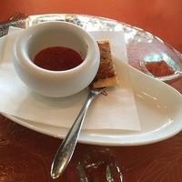 ラ・テラス イリゼ - ずっと行きたかったお店です♡
                ラ・テラスの方は結婚式をそこで挙げたこともあり、行ったことがあったのですが、こちらはなくて！
                
                池の横にあるステキな景色のお店です！
                
                コース前の一口物です(*^_^*)
                カブのなんとかと、ピザみたいな料理です。名前覚えてないという(^^