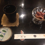 金寿司 - 日本酒とお通しです。