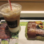 マクドナルド - アボカドビーフ、アイスカフェラテ
