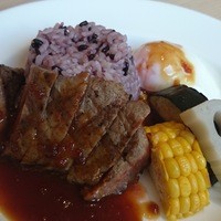 マルシェダイニング「ネン」 - 特製シャリアピンソースが合う！牛ロース肉と野菜のグリル