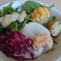 マルシェダイニング「ネン」 - サラダほうれん草にセリ、豆苗にトレビス、フルーツコーンなど充実の野菜バー