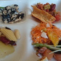 マルシェダイニング「ネン」 - サラダ4種(ツナ玉葱オリーブ、サーモン塩昆布水菜、メキシコ風、キャロットラペ)、マリネ(瓜、豆たっぷりギリシャ野菜)