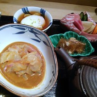 帰燕 - ランチ：小鉢（鯛のごま和え、煮こごり、温泉玉子）、お新香