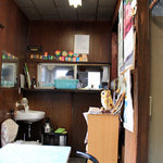 ささ - 狭い店内の左手に厨房と厨房の窓。フライ屋さんはこういう造りが多いですよね。2010年5月撮影。