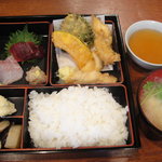 Kyoudo rakand iya - 地魚天ぷらと刺身の定食