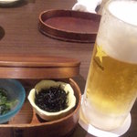 海然・鳥然 - 生ビールとお通し(３００円：ほうれん草の胡麻よごし、ひじきの煮物)