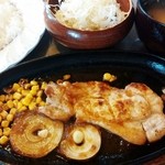 喫茶 俺ん家゛ - 豚ロース鉄板焼　780円　2015/08