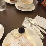 ウエスト青山ガーデン - 2015/08 お飲み物とお好みのケーキセット 1,296円…ドリンクは、アイスとホットのロイヤルミルクティー、そして、ケーキは売り切れのものが多く、数少ない余り物の中からミルフィーユとフルーツタルトをチョイス。ドリンクを十分お代わりしながら、のんびり２時間ばかり過ごしましたよー