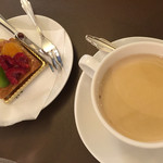 ウエスト青山ガーデン - 2015/08 フルーツタルト、ロイヤルミルクティー(ホット)のケーキセット 1,296円