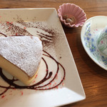 ありんこ - チーズケーキはパサフワ。コーヒーとセットで700円。