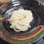 日の出製麺所 - 冷たいの(小/100円)♪
                                麺にハサミで葱を刻み入れてぶっかけ出汁をかける☆彡 他に何にも要らない！それだけで美味しい！！
                                麺は柔らかく弾力があってモチモチぷりぷりでコシがあって旨〜(〃^艸^)