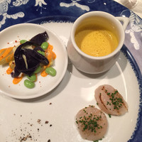 横濱元町 霧笛楼 - 帆立貝のサッと網焼き 2種（黒・緑）胡椒の風味 茄子のコンフィと枝豆の自家製乾燥トマトのソース  完熟カボチャををローストしたポタージュ タイムとニンニク風味 プティカップに注いで